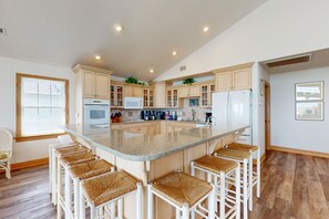 Kylskåp, mikrovågsugn, ugn och spishäll