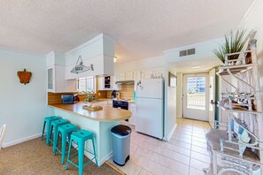 Køleskab, mikrobølgeovn, ovn, kogeplade