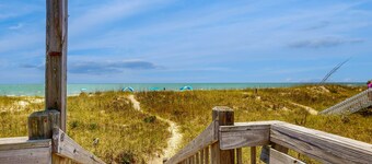 Bright, Beachfront Family Home w/Central AC, WiFi, Ping-Pong Table, W/D, Deck
