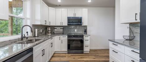 Micro-ondes, four, plaque de cuisson, lave-vaisselle