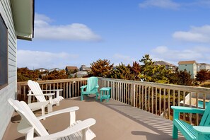 Property grounds - Bright island home with pool, private hot tub, deck with views, AC, & W/D (Avon)