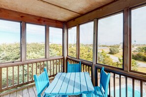Dining - Waterfront house near beach access with AC, private pool & hot tub -dog-friendly (Hatteras)