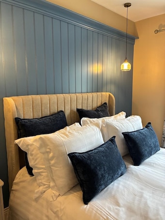 2 bedrooms, iron/ironing board, internet, bed sheets. Lake View Luxury Apartment