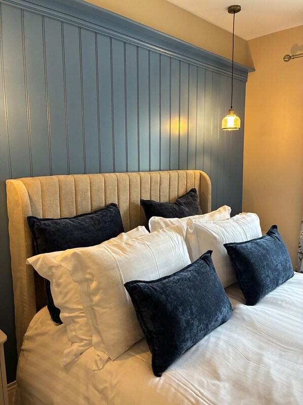 2 bedrooms, iron/ironing board, internet, bed sheets - Lake View Luxury Apartment (DL)