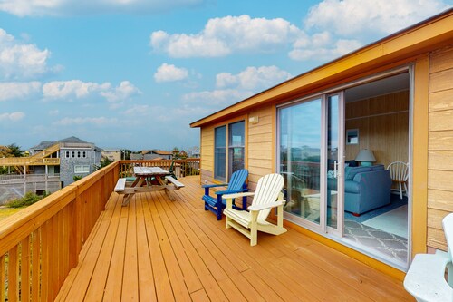 Spacious dog-friendly house with shared pool, private hot tub, & central AC