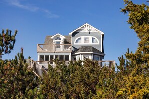 Exterior - Beautiful dog-friendly home overlooking the beach with hot tub, WiFi, & AC (Salvo)