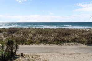 På stranden