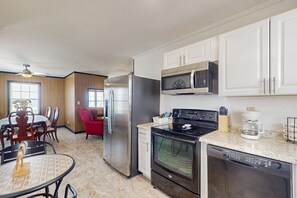 Jääkaappi, mikroaaltouuni, uuni, liesi