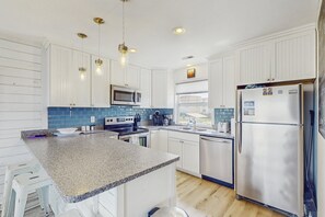 Een koelkast, een microgolfoven, een oven, een kookplaat