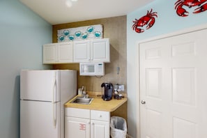 Køleskab, mikrobølgeovn, kaffe-/temaskine