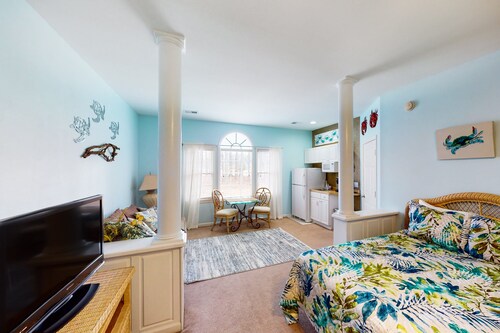 Away on Avian $3406B: 1st-Floor | Patio | Pool