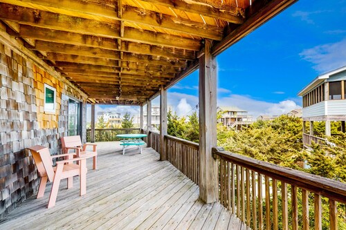 Updated home with ocean & sound views, screened porch, balcony, pool access