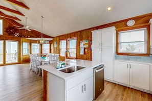 Køleskab, mikrobølgeovn, ovn, kogeplade