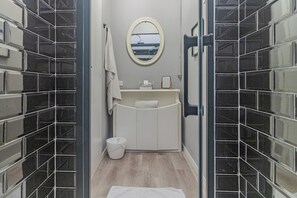 Douche, sèche-cheveux, bidet, serviettes fournies