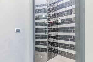 Dusche, Haartrockner, Bidet, Handtücher