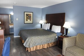 Kamar Single, 1 Tempat Tidur King | Meja kerja, ruang kerja ramah laptop, dan tirai kedap cahaya