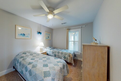 Beautifully updated condo with outdoor pool, beach access, AC & washer/dryer