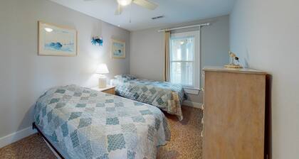 Beautifully updated condo with outdoor pool, beach access, AC & washer/dryer