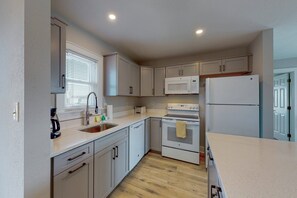 Refrigerador, microondas, horno y parrilla de estufa 