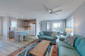 TV - Beautifully updated condo with outdoor pool, beach access, AC & washer/dryer (Avon)