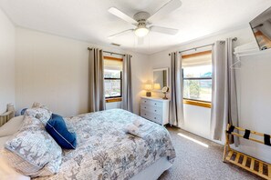 2 bedrooms, free WiFi, bed sheets - Bird Haus Cottage: Oceanside, pool access, rooftop deck, screened porch (Avon)