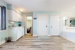 Interior - 3rd-floor studio condo with streaming, AC & kitchenette - beaches & golf nearby (Calabash)