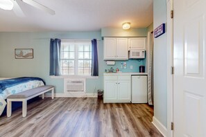 Microwave, coffee/tea maker, cookware/dishes/utensils - 3rd-floor studio condo with streaming, AC & kitchenette - beaches & golf nearby (Calabash)