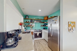 Refrigerador, microondas, horno y parrilla de estufa 