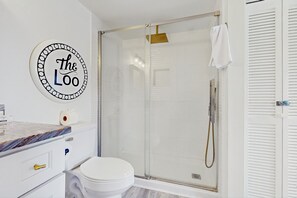 Douche, sèche-cheveux, serviettes fournies