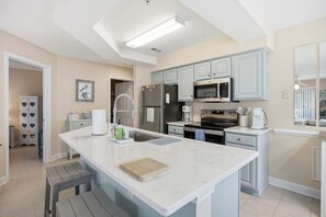 Refrigerador, microondas, cafetera y tetera y utensilios de cocina