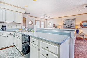 Kjøleskap, mikrobølgeovn, ovn og kokeplater