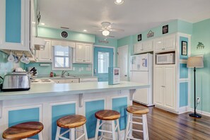 Kjøleskap, mikrobølgeovn, ovn og kokeplater