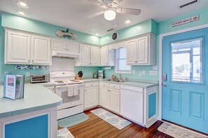 Kjøleskap, mikrobølgeovn, ovn og kokeplater