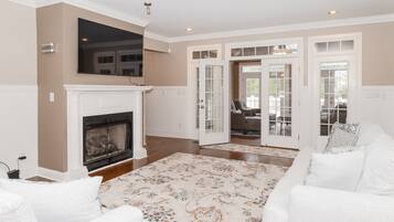 Télévision, cheminée