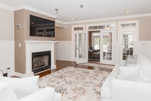 Televisión y chimenea 