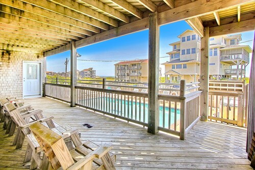 Waterfront house with pool, hot tub, pool table, elevator & ocean view