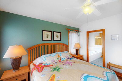 Waterfront house with pool, hot tub, pool table, elevator & ocean view