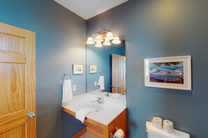 Shower, jetted bath, towels