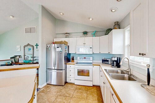 Inviting house with central AC, private pool, hot tub, ocean views, & W/D