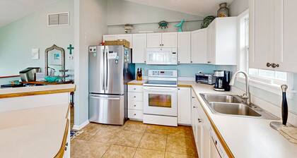 Inviting house with central AC, private pool, hot tub, ocean views, & W/D