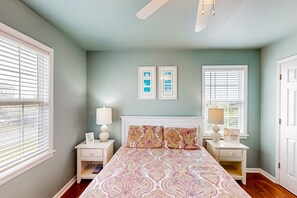 5 bedrooms, free WiFi, bed sheets - Inviting house with central AC, private pool, hot tub, ocean views, & W/D (Hatteras)