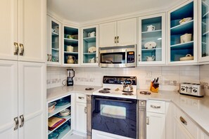 Køleskab, mikrobølgeovn, ovn, kogeplade