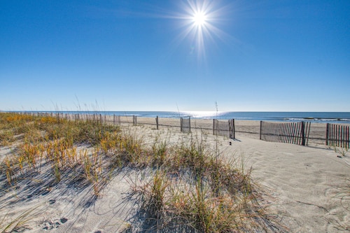 Oceanfront home with beach access - large deck, sunroom, AC & washer/dryer