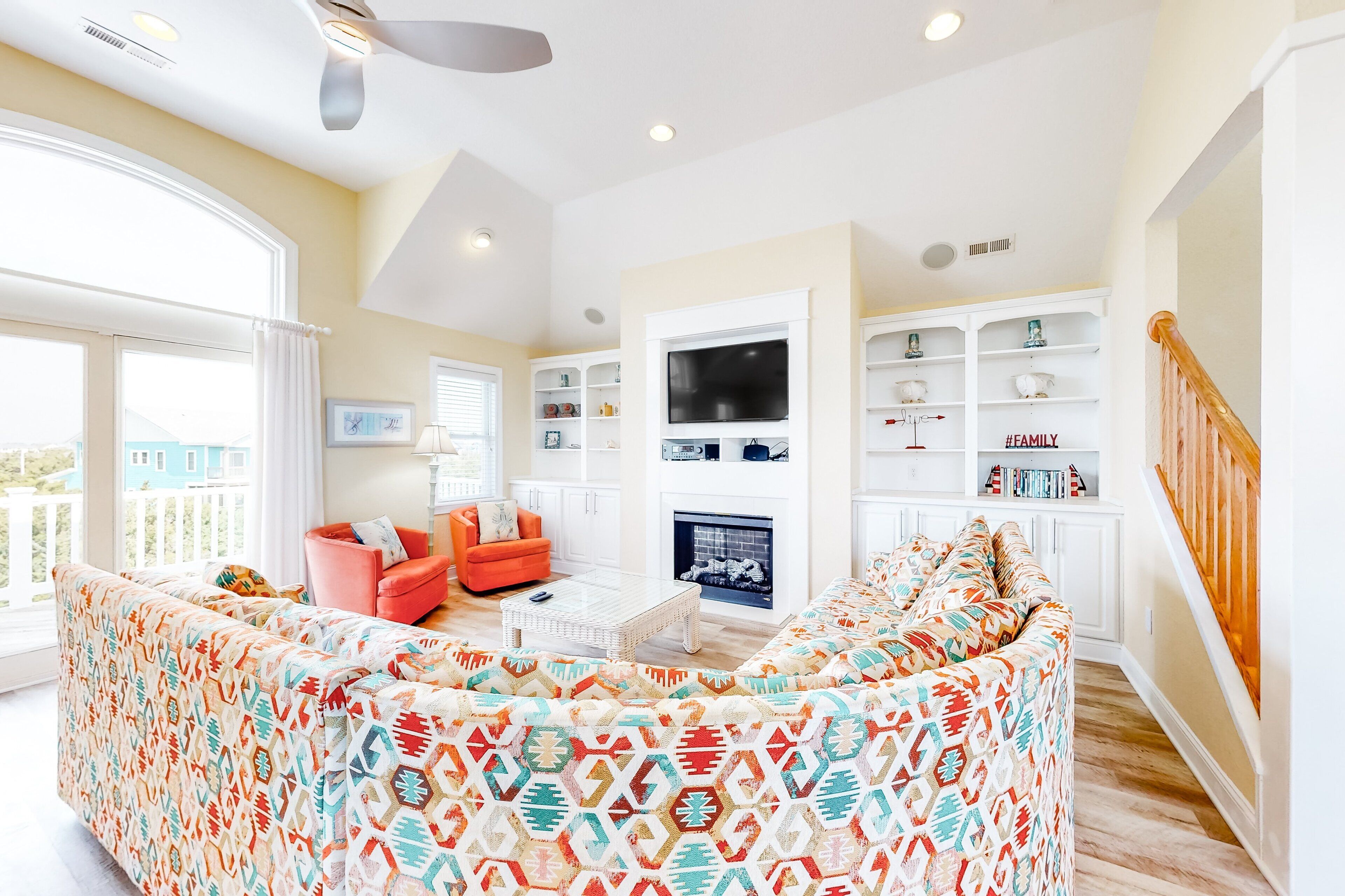 Een televisie, een open haard en een dvd-speler