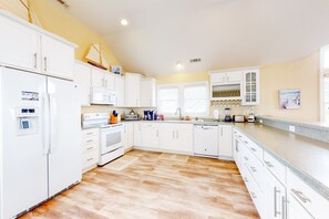 Jääkaappi, mikroaaltouuni, uuni, liesi