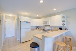 Een koelkast, een magnetron, een oven, een kookplaat