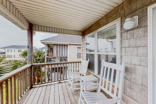 Dog-friendly duplex in Surf City with beautiful ocean views — just steps from beach access!