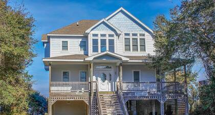 Waterfront house with private pool, hot tub, W/D, &vocean view