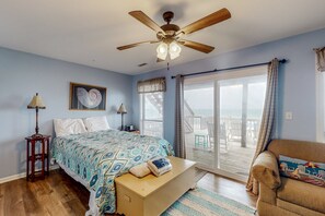 4 bedrooms, free WiFi, bed sheets - Beachfront home with ocean views, outdoor shower, full kitchen & beach access (Surf City)