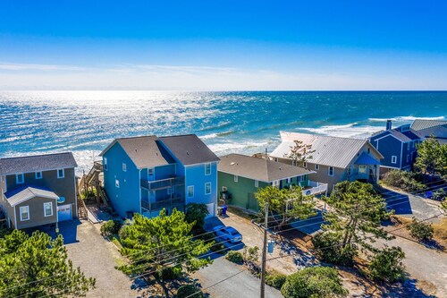Beachfront home with ocean views, outdoor shower, full kitchen & beach access